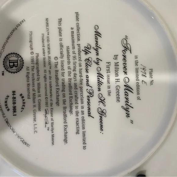 Marilyn Monroe Vintage Decorative Plate with Wooden Frame - Picture 4 of 12